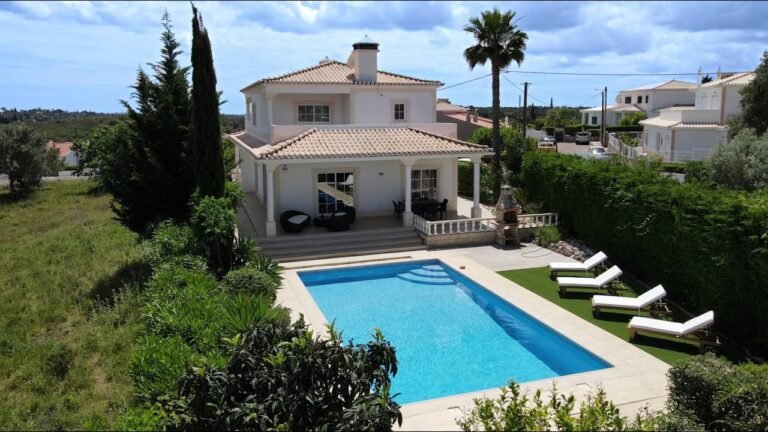 Elegant, Spacious Villa With Pool and Large Basement Garage for sale in Portimão, Algarve