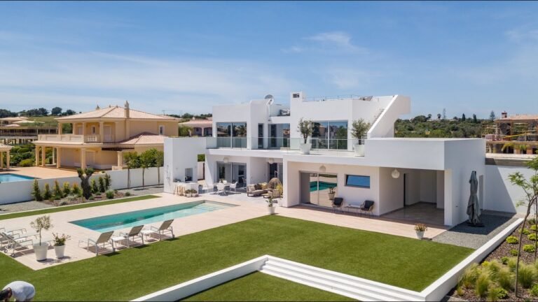 Berkshire Hathaway Home Services Portugal Presents- Contemporary 3bed villa in an exclusive location