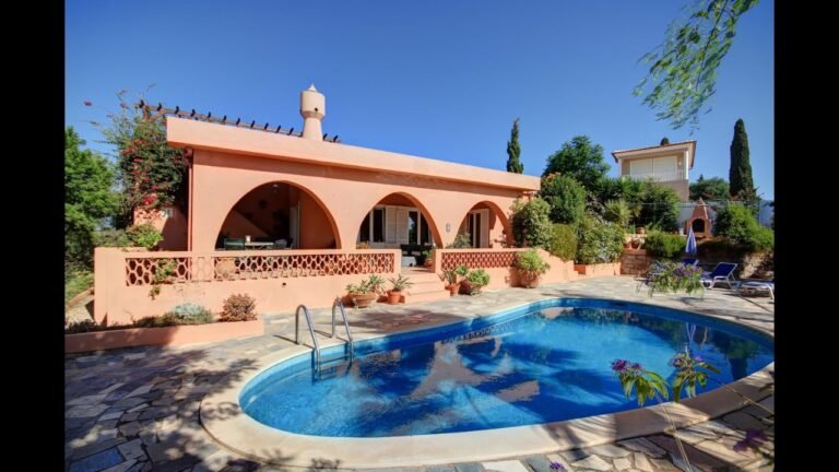 Enchanting Villa With Pool and Far-Reaching Coastal Views for sale in Alcantarilha, Algarve