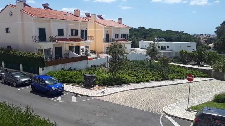 For rent modern T3+1 house at Estoril with this beautiful green view & garage for 3 cars