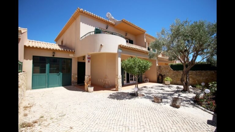 Great Value 3+1 bedroom semi detached villa, near the beach of Porto do Mós, Lagos, Portugal.