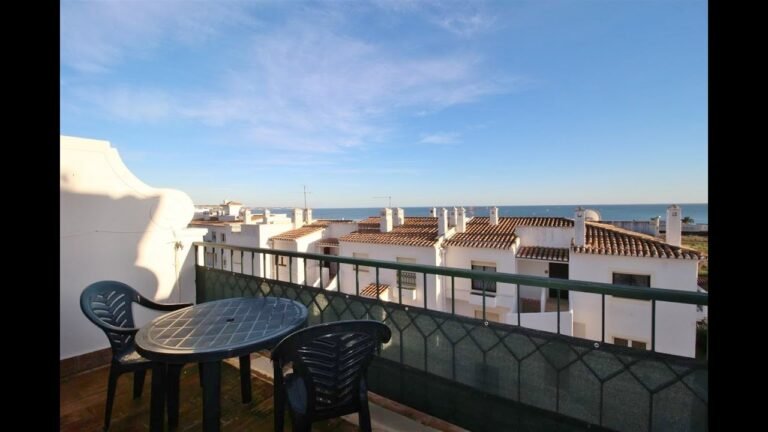 Fantastic 3+1 bedroom linked villa with lovely sea views set in Meia Praia, Lagos, Algarve, Portugal