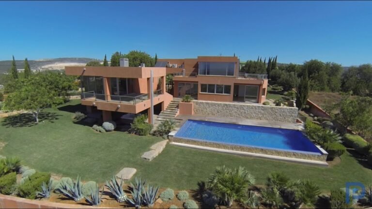 Outstanding Views Hilltop Villa – PortugalProperty.com – PP558