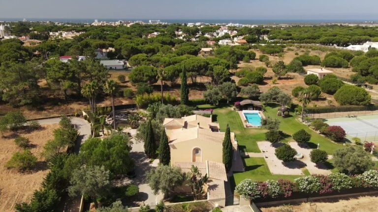 Vilamoura, Algarve villa for sale with stables, paddock, tennis court, guest annex and large plot