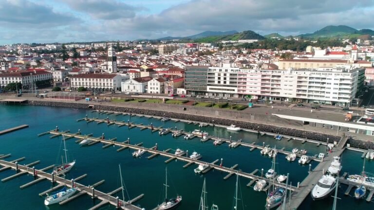 Holiday House in Ponta Delgada – T3 Downtown Apartments