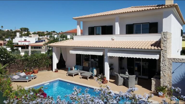 Immaculate Spacious Villa With Pool and Garage for sale in Portimão, Algarve