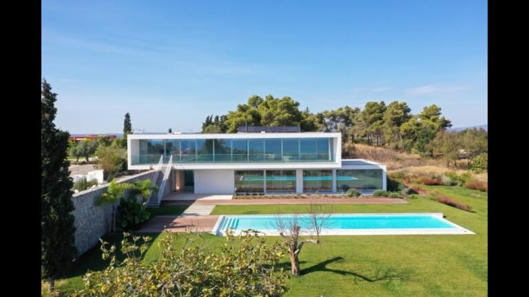 Luxurious villa with fantastic views of the golf course all the way to the sea, in Lagos, Portugal