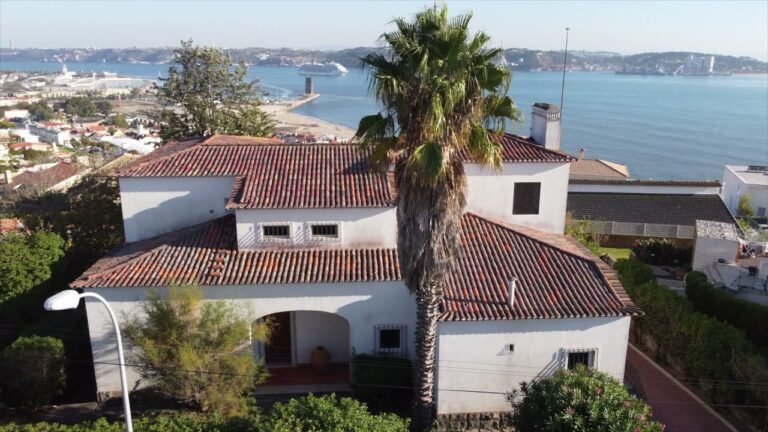 Moradia T5 localizada no Alto de Santa Catarina com amplas vistas de Rio e da Ponte 25 de Abril Moradia T5 localizada no Alto de Santa Catarina com amplas vistas de Rio e da Ponte 25 de Abril