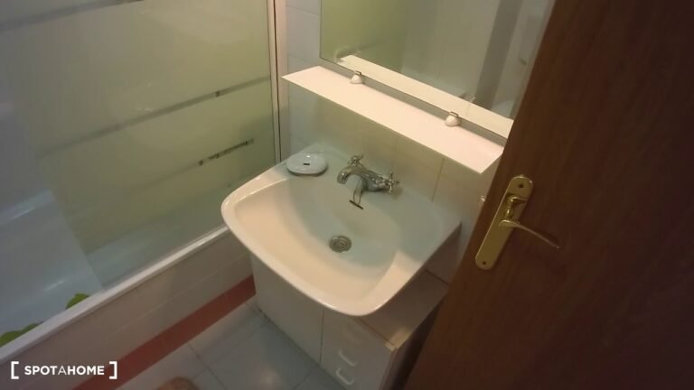 Rooms for rent in sunny 3-bedroom apartment near Metro in Caparica – Spotahome (ref 378390) Rooms for rent in sunny 3-bedroom apartment near Metro in Caparica – Spotahome (ref 378390)