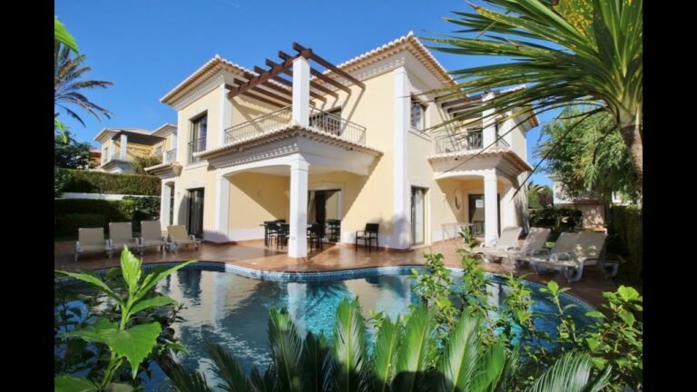 Spacious 3+1 bedroom Villa with a garden and swimming pool, near Porto de Mós beach, Lagos, Portugal
