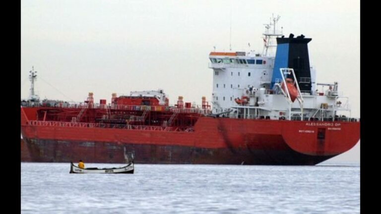 Затонувшее возле берегов Болгарии судно с удобрениями несет угрозу окружающей среде, – экологи.