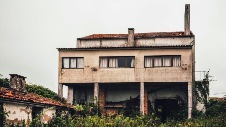 Abandoned Portuguese Painters House | Frozen in Time