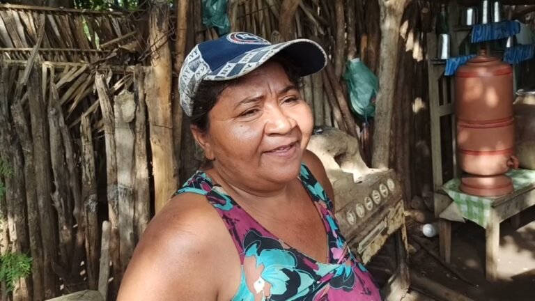 DONA GRAÇA MUITO FELIZ COM MAIS UM MUTIRÃO NA SUA CASA