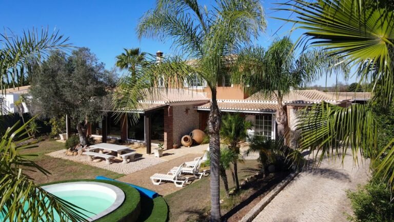 Very Spacious, Well Presented Family Villa for sale in Luz, Algarve