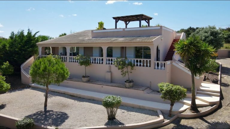 Charming Country Villa Just a 5 Minute Drive From the Beach for sale in Espiche, Algarve