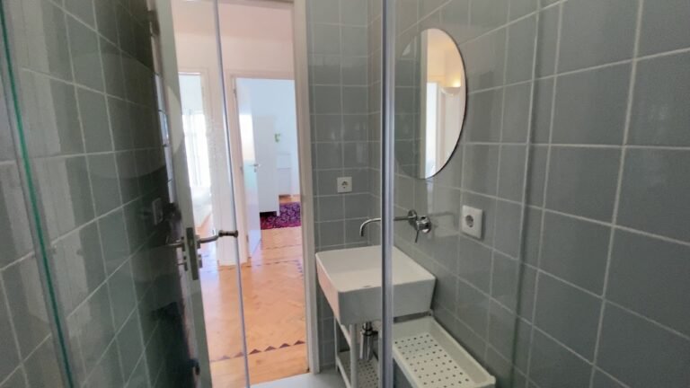 Great 2-bedroom apartment for rent near Santa Apolónia in Graça – Spotahome (ref 361395)