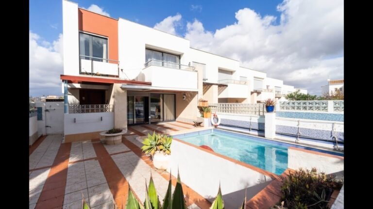 A spacious 3 bedroom linked villa with pool, located in a residential area of Lagos, Portugal. A spacious 3 bedroom linked villa with pool, located in a residential area of Lagos, Portugal.