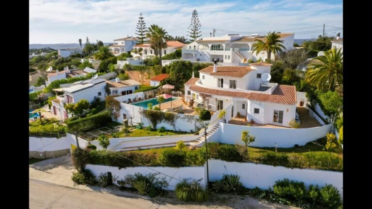 A 3 bedroom villa with swimming pool and panoramic views in Montinhos da Luz, Lagos, Portugal A 3 bedroom villa with swimming pool and panoramic views in Montinhos da Luz, Lagos, Portugal