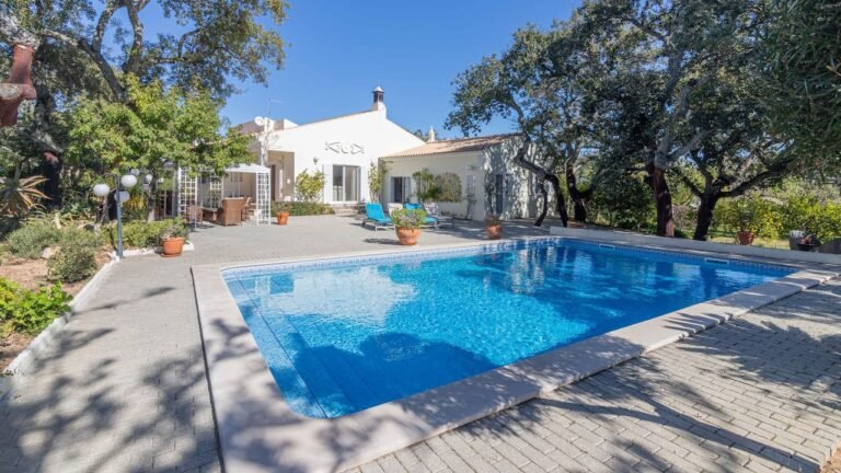 BHHS Portugal Property Presents – Exquisite and well maintained family home in central location