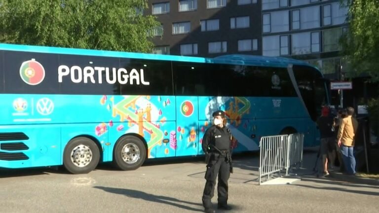 Euro 2020 : Fans cheer as Portugal arrive at team hotel in Munich | AFP