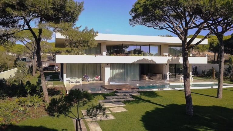 Casa da Quinta da Marinha: IdealPark's disappearing car lift for the modern villa