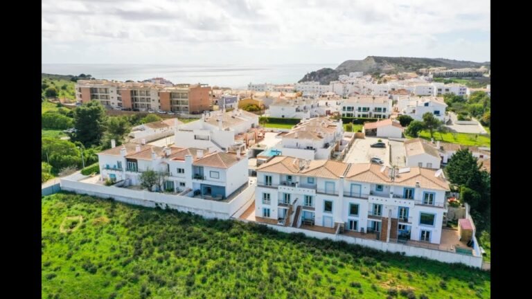 Wonderful linked 3 bedroom villa located just a short walk to the heart of Burgau, Portugal