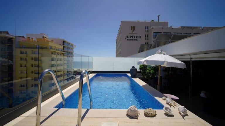 Penthouse in Praia da Rocha with a Private Swimming Pool