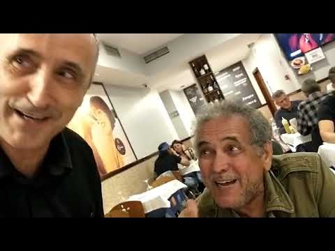 Garçom em Porto/Portugal, canta p/ Amigo Tcha'