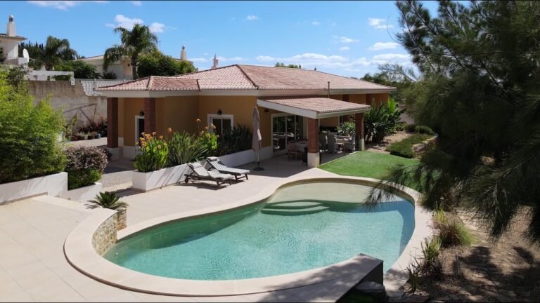 Gorgeous, Spacious Villa Set Within Ample Grounds Close to Beach for sale in Lagos, Algarve